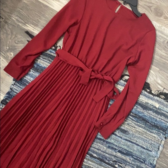 Burgundy Pleated Dress - Picture 2 of 4